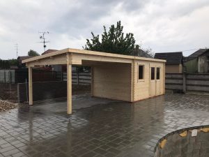 Drevený záhradný domček postavený na betónovej dlažbe